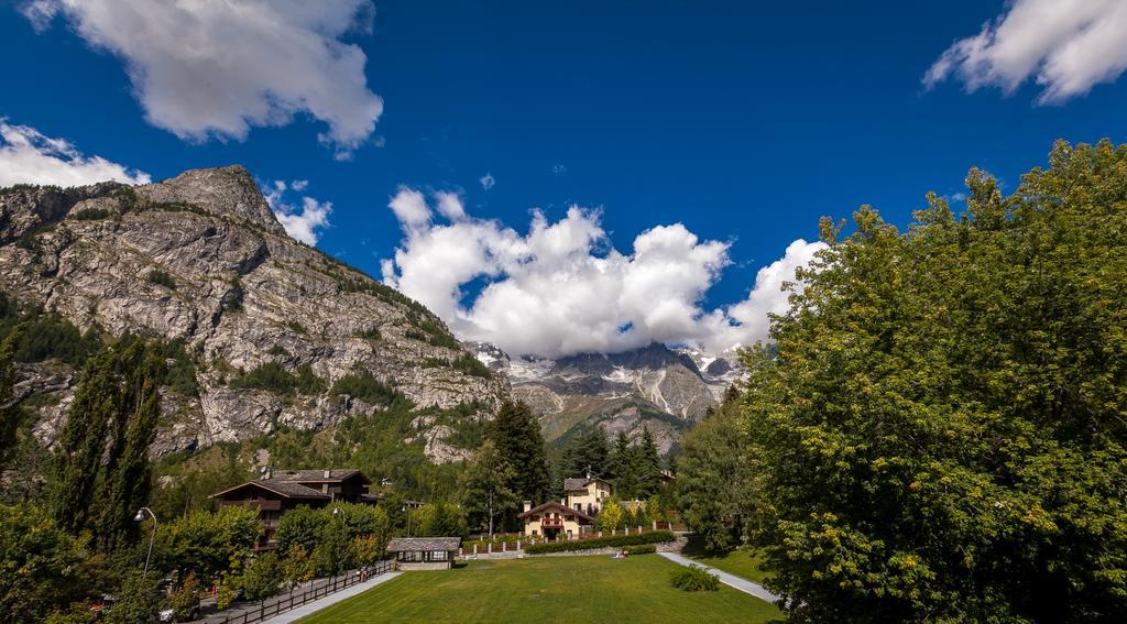 Hotel Lo Scoiattolo กูร์มาเยอร์ ภายนอก รูปภาพ