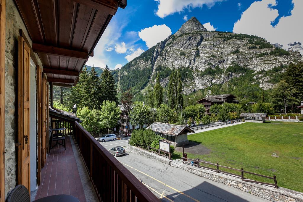 Hotel Lo Scoiattolo กูร์มาเยอร์ ภายนอก รูปภาพ