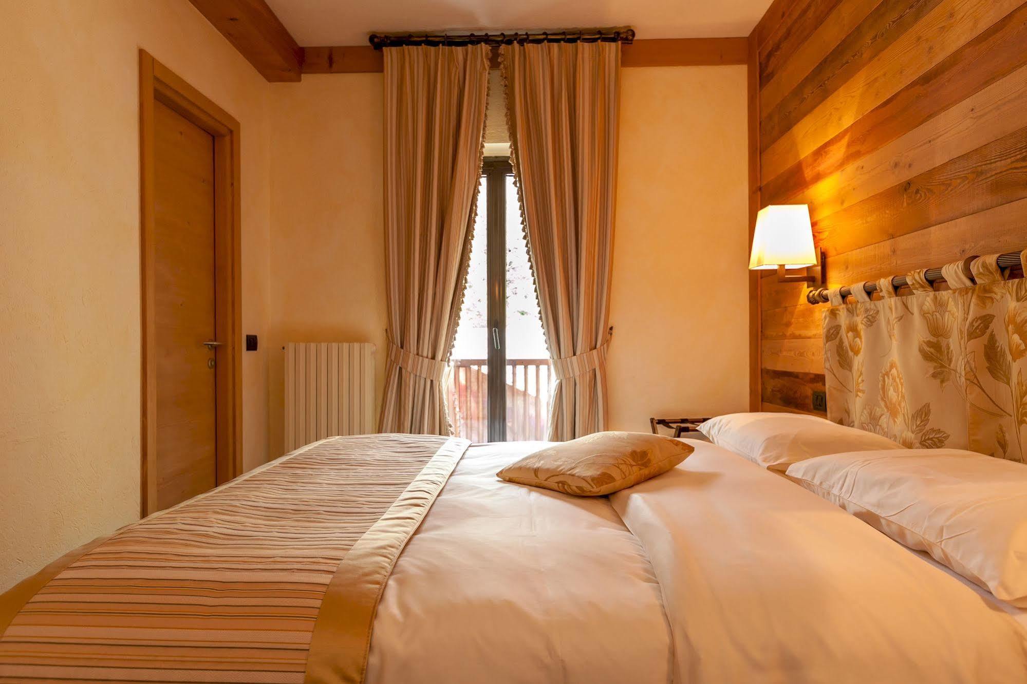 Hotel Lo Scoiattolo กูร์มาเยอร์ ภายนอก รูปภาพ