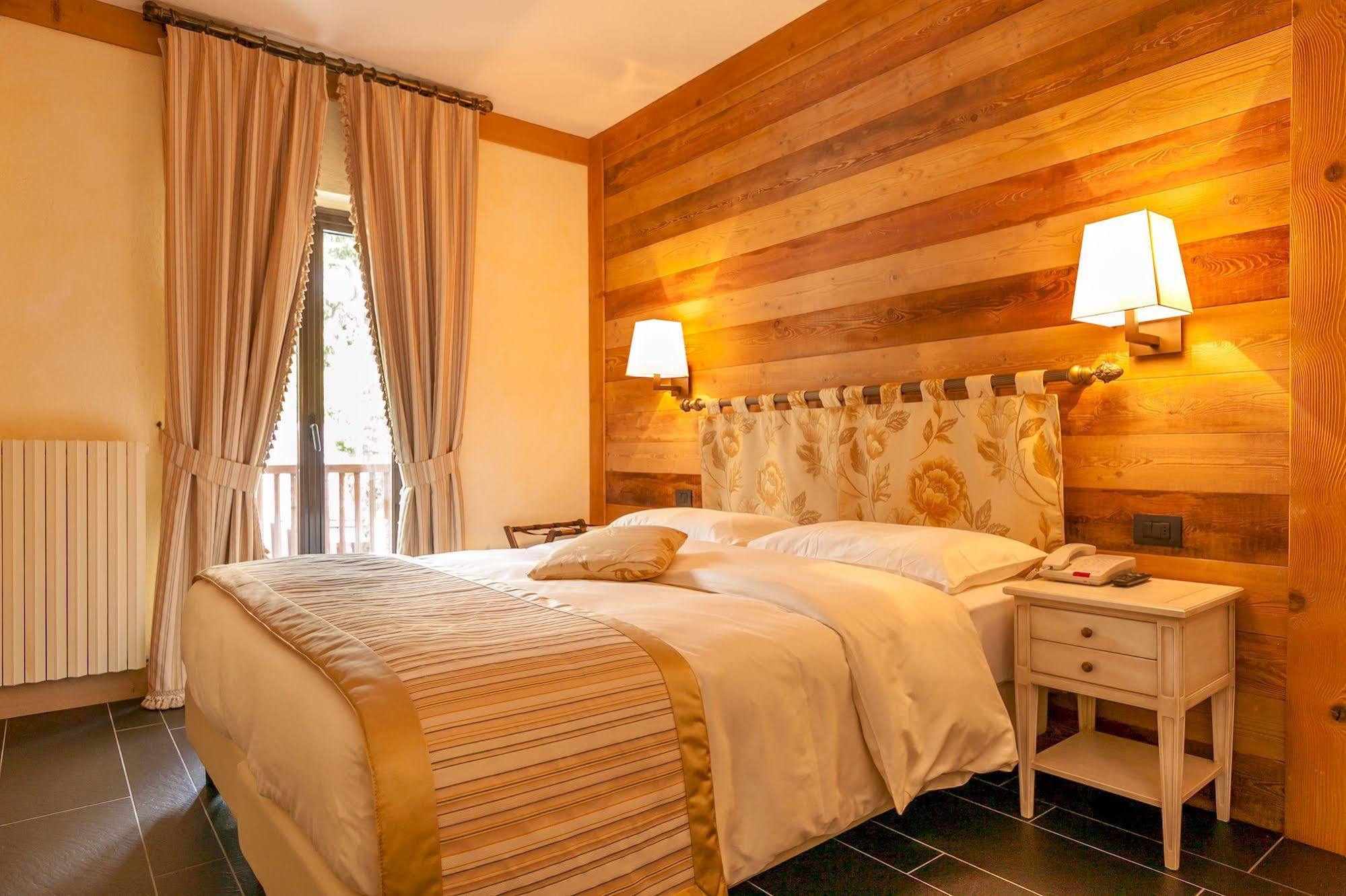 Hotel Lo Scoiattolo กูร์มาเยอร์ ภายนอก รูปภาพ