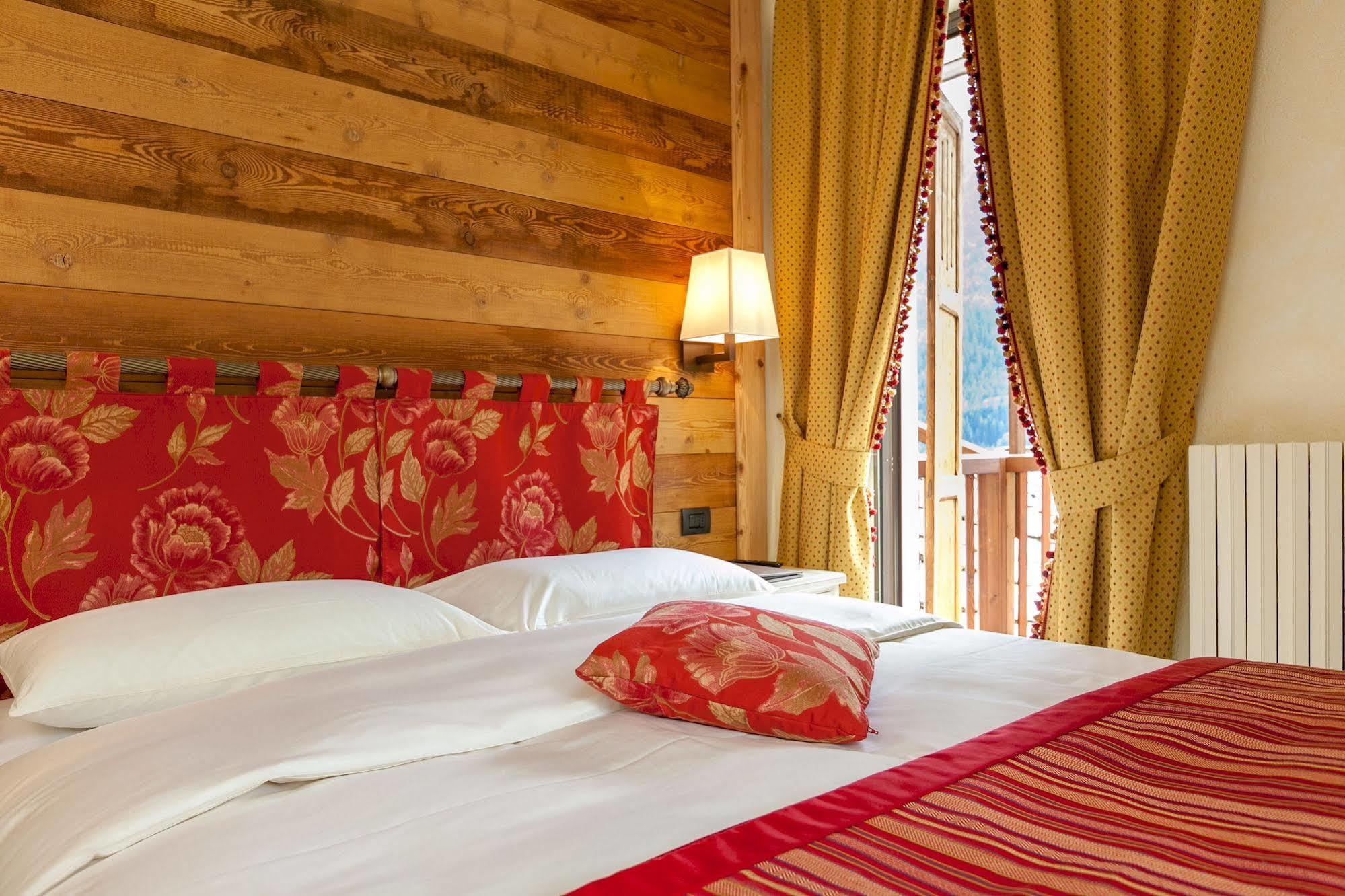 Hotel Lo Scoiattolo กูร์มาเยอร์ ภายนอก รูปภาพ