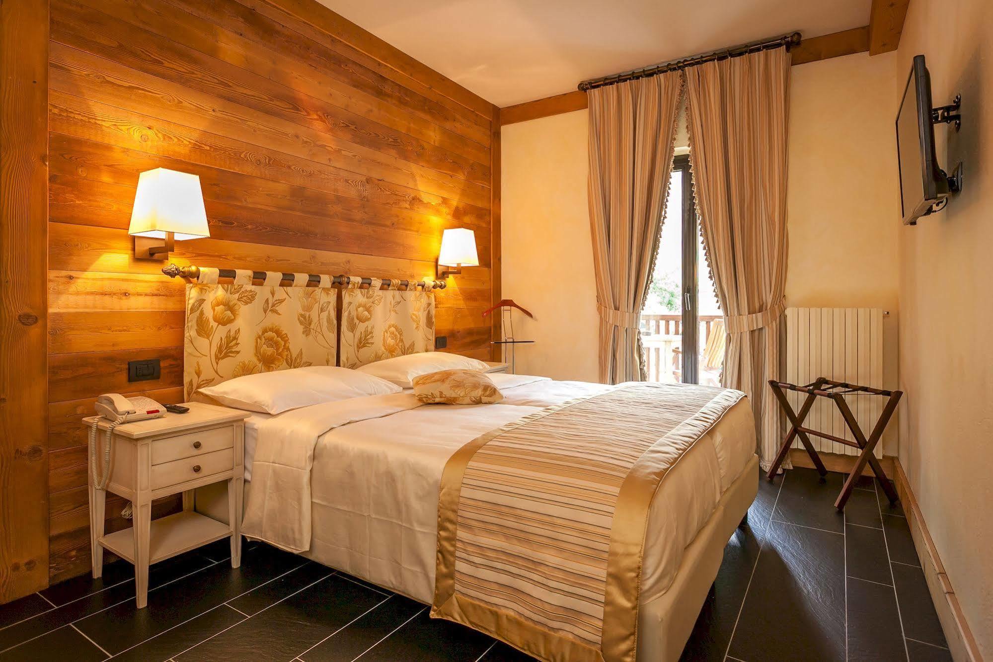Hotel Lo Scoiattolo กูร์มาเยอร์ ภายนอก รูปภาพ
