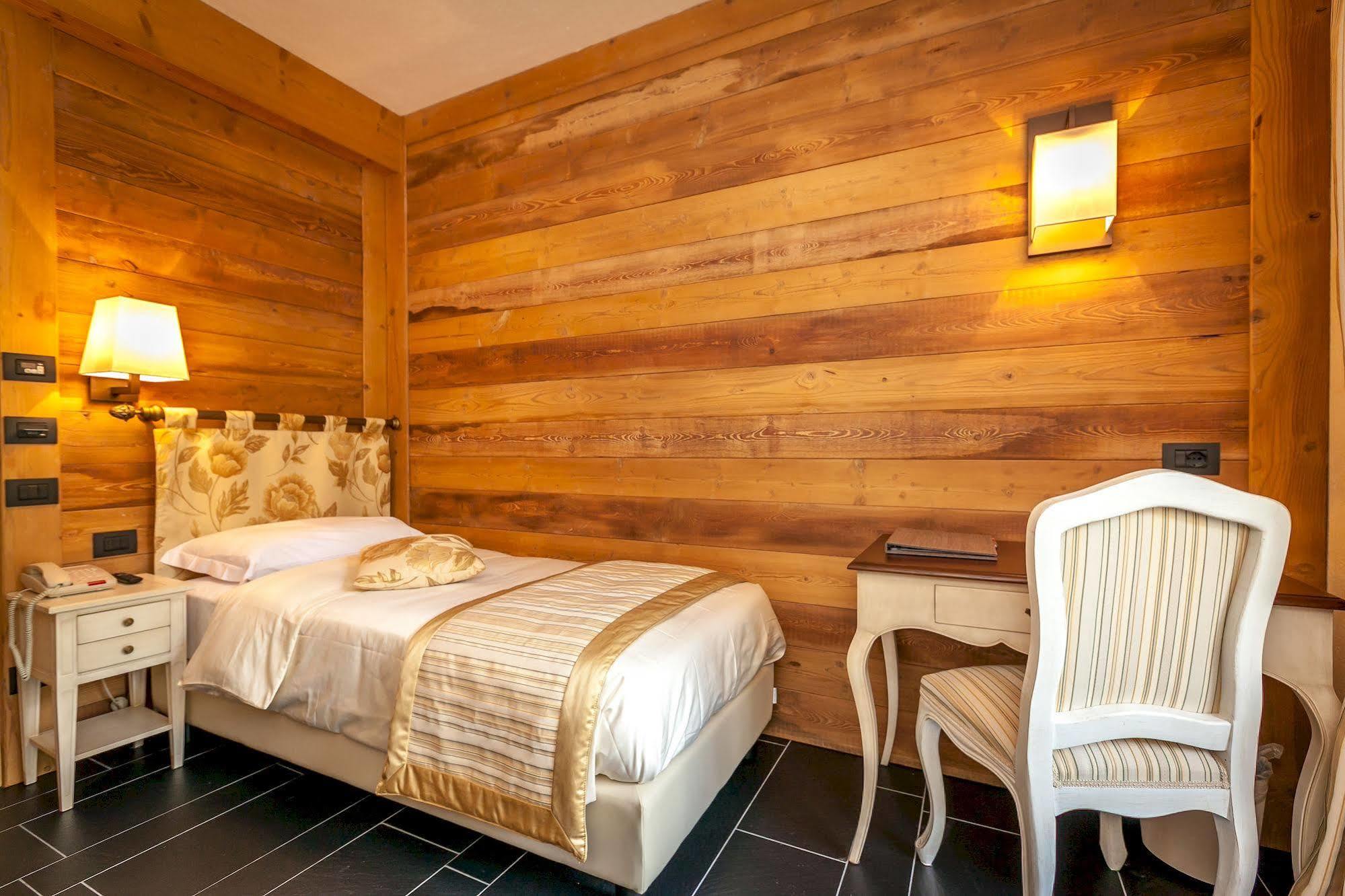 Hotel Lo Scoiattolo กูร์มาเยอร์ ภายนอก รูปภาพ